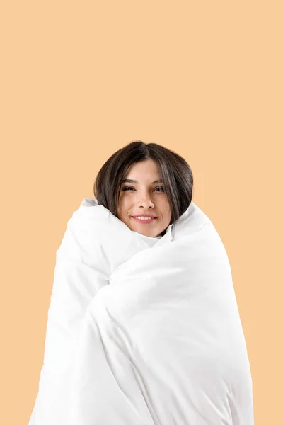 Schöne Glückliche Junge Frau Mit Weicher Decke Auf Blassorangefarbenem Hintergrund — Stockfoto