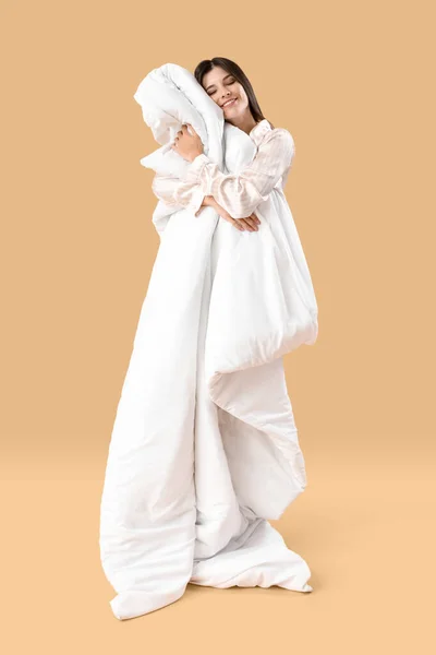 Schöne Glückliche Junge Frau Mit Weicher Decke Die Auf Blassorangefarbenem — Stockfoto
