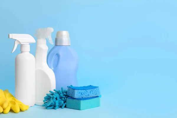 Verschiedene Reinigungsmittel Auf Blauem Hintergrund — Stockfoto