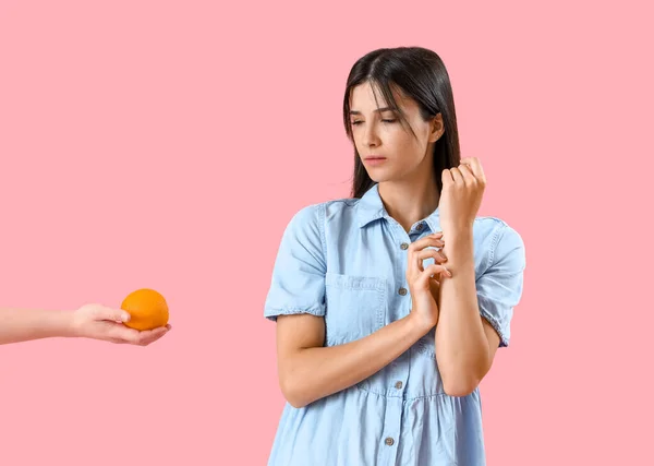 アレルギーのある若い女性と女性の手とともにオレンジ色でピンクの背景 — ストック写真