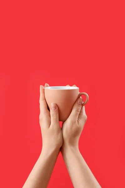 Weibliche Hände Halten Tasse Mit Rotem Hintergrund — Stockfoto
