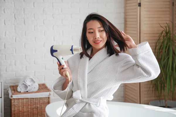 Güzel Asyalı Bir Kadın Banyoda Saçlarını Kurutuyor — Stok fotoğraf