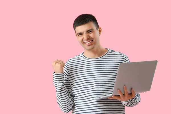 Счастливый Молодой Человек Ноутбуком Розовом Фоне — стоковое фото