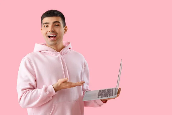 Счастливый Молодой Человек Ноутбуком Розовом Фоне — стоковое фото