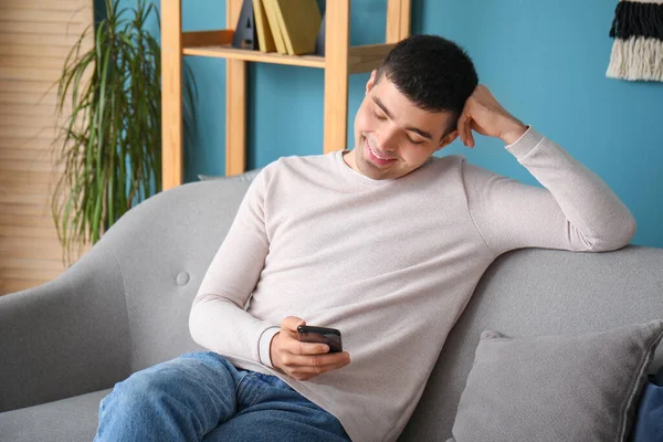 Jeune Homme Avec Smartphone Assis Sur Canapé — Photo
