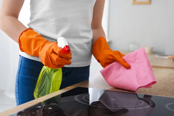 Vrouw Oranje Rubberen Handschoenen Schoonmaken Elektrisch Fornuis Met Doek Wasmiddel — Stockfoto