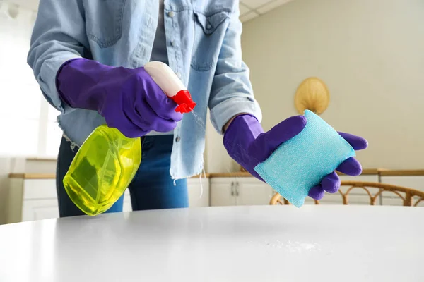 Mulher Luvas Borracha Roxa Mesa Limpeza Com Esponja Detergente — Fotografia de Stock