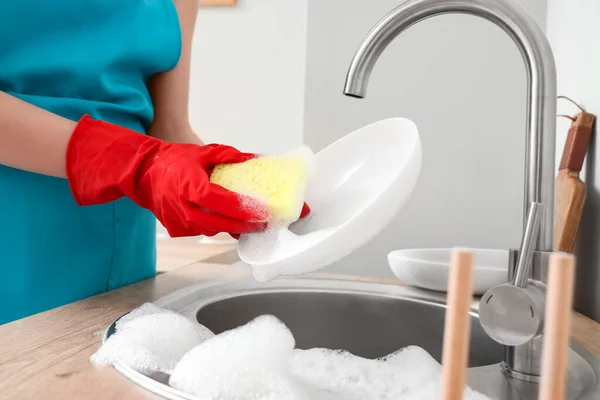 Γυναίκα Κόκκινα Λαστιχένια Γάντια Πλένει Πιάτα Σφουγγάρι — Φωτογραφία Αρχείου
