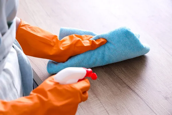 Vrouw Oranje Rubberen Handschoenen Schoonmaken Houten Aanrecht Met Vod Wasmiddel — Stockfoto