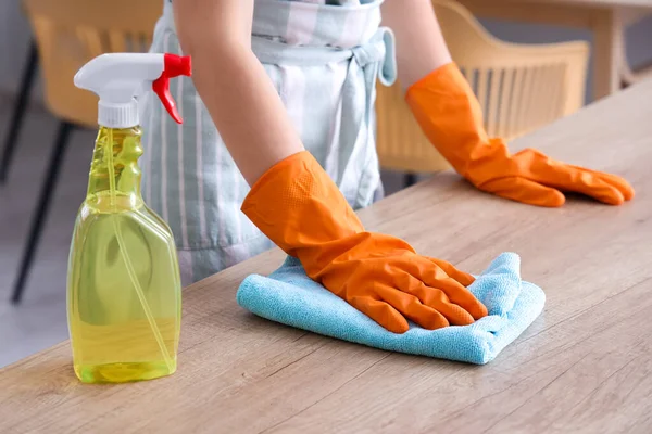 Γυναίκα Πορτοκαλί Γάντια Καθαρισμού Ξύλινων Πάγκων Κουρέλι Και Απορρυπαντικό — Φωτογραφία Αρχείου