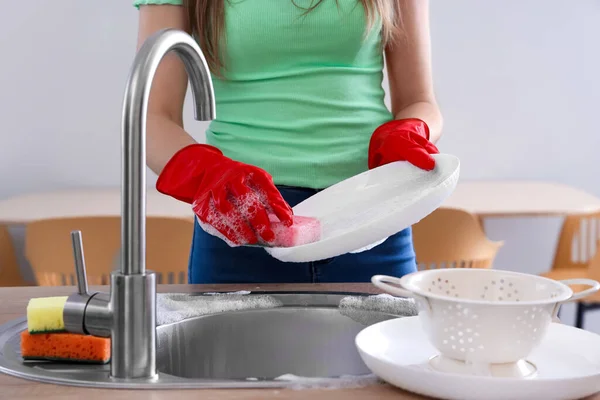 スポンジで赤いゴム手袋の洗濯皿の女性 — ストック写真