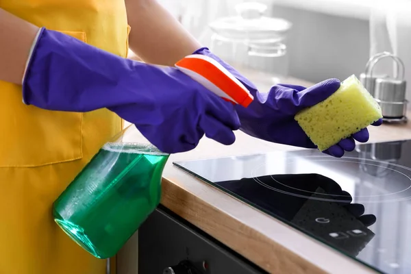 Γυναίκα Μωβ Γάντια Καθαρισμού Ηλεκτρική Κουζίνα Σφουγγάρι Και Απορρυπαντικό — Φωτογραφία Αρχείου