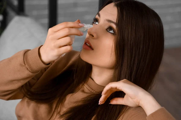 Allergisk Ung Kvinna Med Ögondroppar Hemma Närbild — Stockfoto