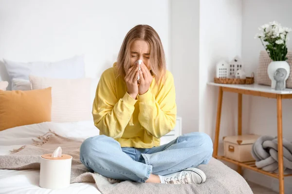 Mujer Joven Alérgica Con Tejido Dormitorio —  Fotos de Stock