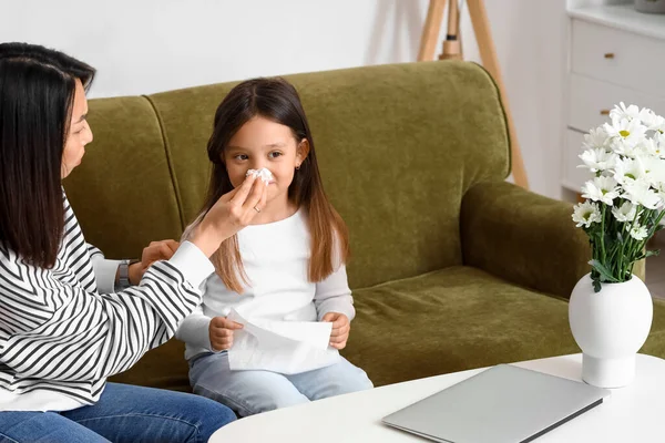 Asian Woman Her Allergic Little Daughter Sneezing Home — Stock Photo, Image
