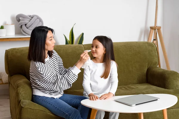 Asian Woman Nasal Drops Her Allergic Little Daughter Home — Stock Photo, Image