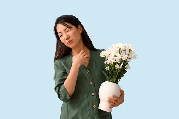 Mulher Asiática Alérgica Segurando Vaso Com Flores Fundo Azul — Fotografia de Stock