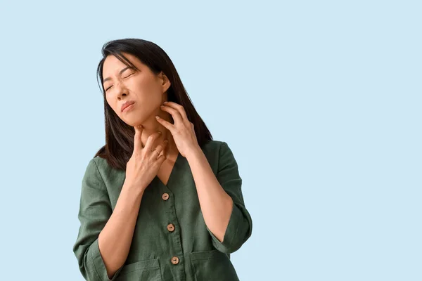 Allergic Asian Woman Scratching Blue Background — Stock Photo, Image