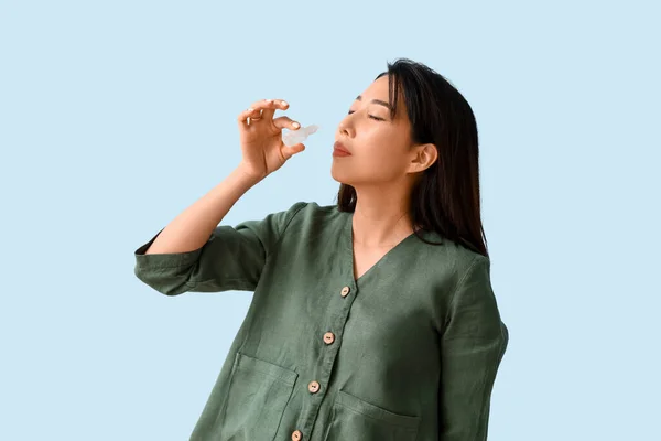 Allergique Asiatique Femme Avec Des Gouttes Nasales Sur Fond Bleu — Photo
