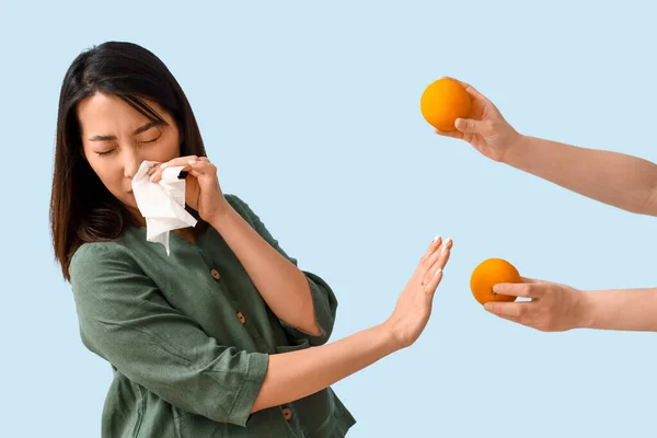 Allergische Asiatin Lehnt Orangen Auf Blauem Hintergrund — Stockfoto