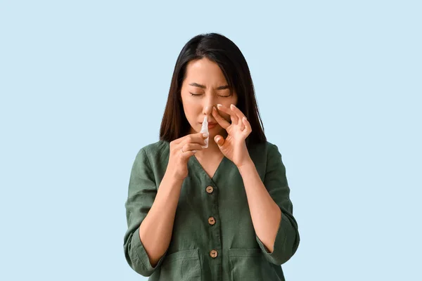 Alérgica Mujer Asiática Con Gotas Nasales Sobre Fondo Azul —  Fotos de Stock