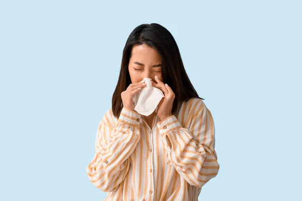 Alérgica Mujer Asiática Estornudando Sobre Fondo Azul — Foto de Stock