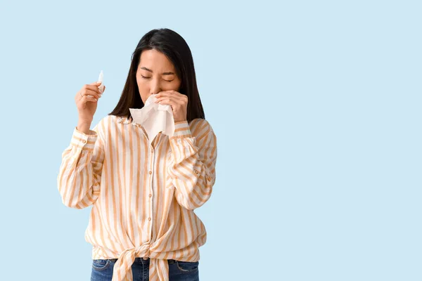 Allergique Asiatique Femme Avec Des Tissus Des Gouttes Nasales Sur — Photo