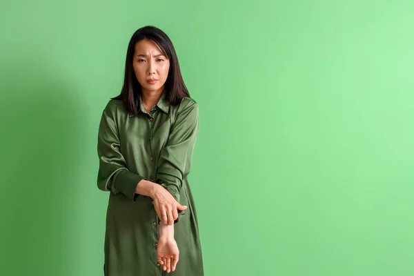 Allergische Aziatische Vrouw Krassen Groene Achtergrond — Stockfoto