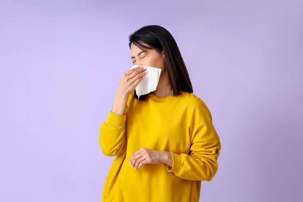 Allergische Aziatische Vrouw Met Weefsel Niezen Lila Achtergrond — Stockfoto