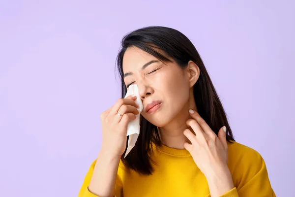 Allergische Asiatin Mit Gewebe Auf Fliederfarbenem Hintergrund Nahaufnahme — Stockfoto
