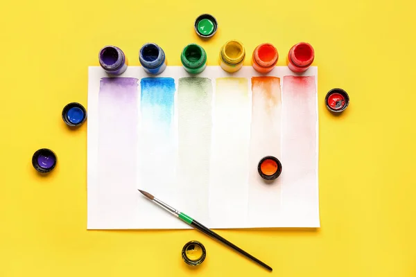 Komposition Mit Verschiedenen Farben Pinsel Und Regenbogenfarbenpalette Auf Gelbem Hintergrund — Stockfoto
