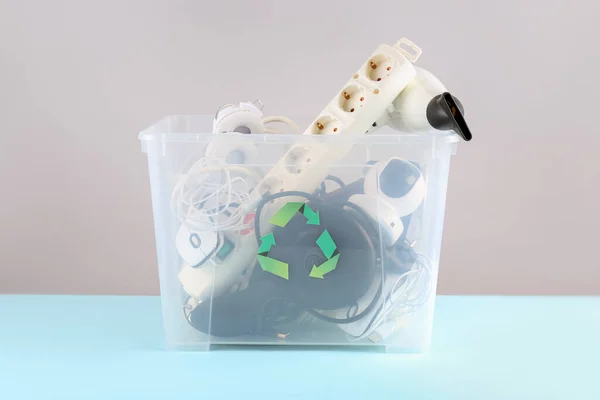 Papelera Reciclaje Con Diferentes Electrodomésticos Fondo Color — Foto de Stock