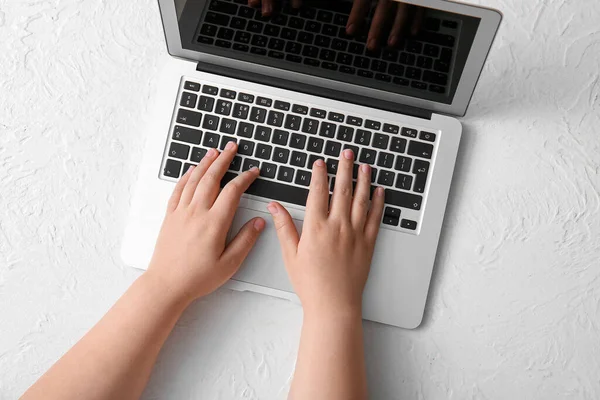 Γυναικεία Χέρια Μοντέρνο Νέο Φορητό Υπολογιστή Ελαφρύ Φόντο — Φωτογραφία Αρχείου