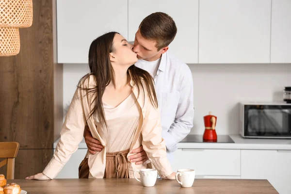 Glückliches Junges Paar Küsst Sich Der Küche — Stockfoto