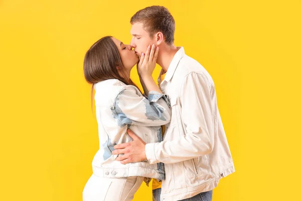 Gelukkig Jong Paar Zoenen Gele Achtergrond — Stockfoto