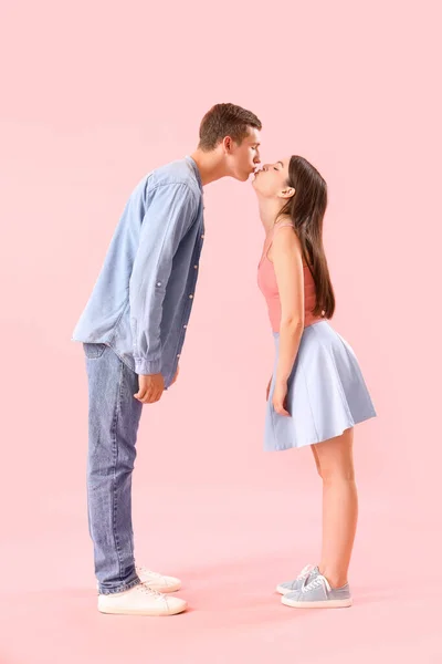Feliz Jovem Casal Beijando Fundo Rosa — Fotografia de Stock
