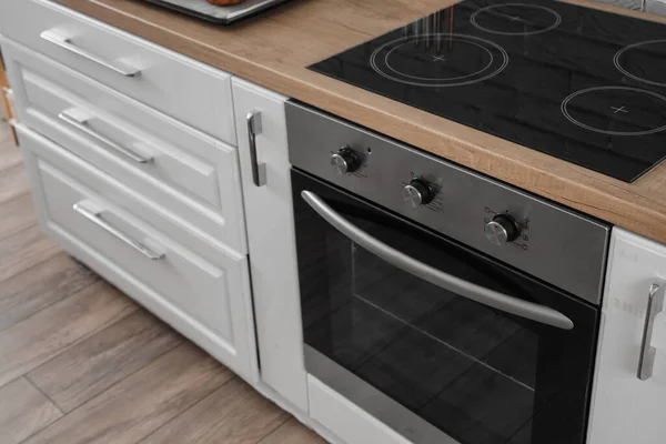 Pemanggang Listrik Dengan Kompor Bagian Dalam Dapur Modern — Stok Foto