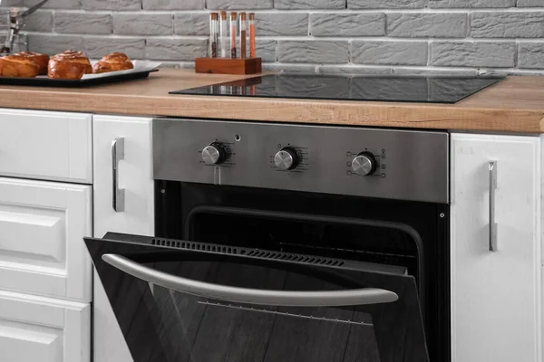 Pembukaan Oven Listrik Dengan Kompor Bagian Dalam Dapur Closeup — Stok Foto