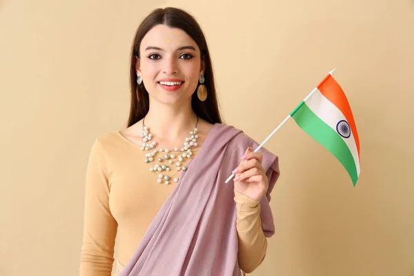 Jonge Vrouw Met Indiaanse Vlag Beige Achtergrond — Stockfoto