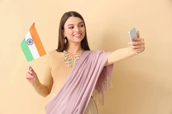 Młoda Kobieta Indyjską Flagą Robi Selfie Beżowym Tle — Zdjęcie stockowe