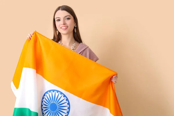 Молода Жінка Індійським Прапором Бежевому Фоні — стокове фото