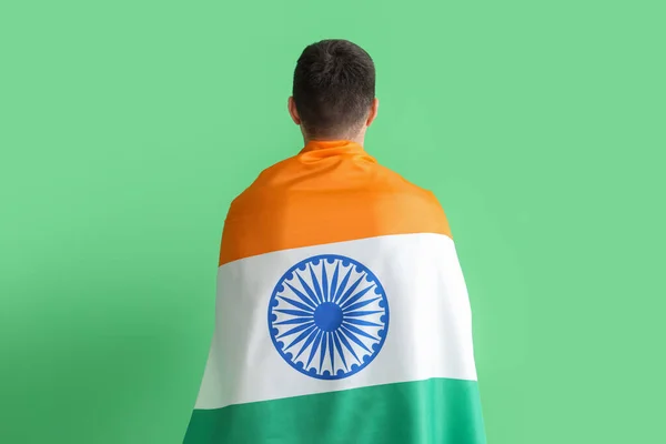 Fiatal Férfi Indiai Zászló Zöld Háttér Vissza Nézet — Stock Fotó