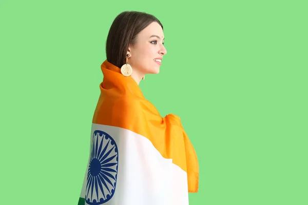 Νεαρή Γυναίκα Ινδική Σημαία Πράσινο Φόντο — Φωτογραφία Αρχείου
