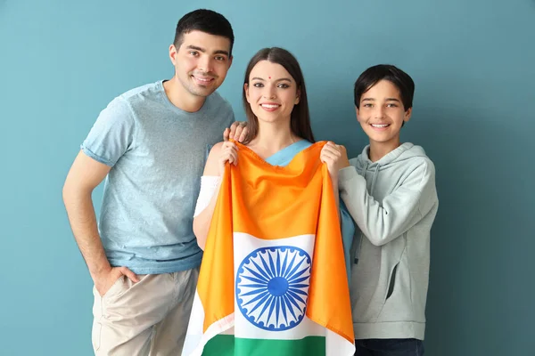 Gelukkig Familie Met Indiaanse Vlag Blauwe Achtergrond — Stockfoto