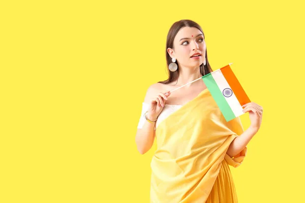 Junge Frau Mit Indischer Flagge Auf Gelbem Hintergrund — Stockfoto