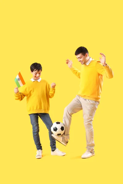 Kleiner Junge Mit Vater Und Indianerfahne Auf Gelbem Hintergrund — Stockfoto