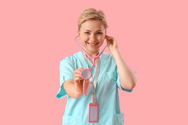 带有粉红背景听诊器的女实习医生 — 图库照片