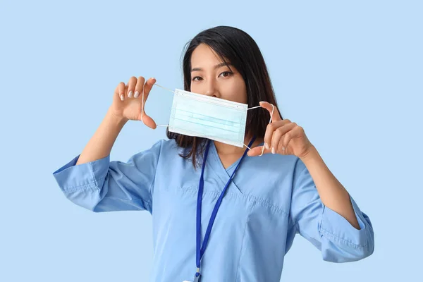 Mavi Arka Planda Maskesi Olan Asyalı Bir Kadın Stajyer — Stok fotoğraf