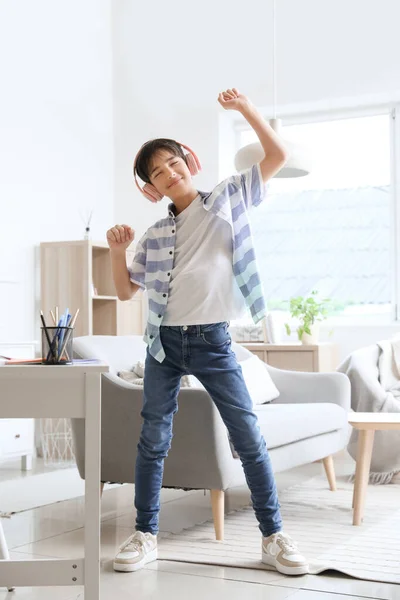 Kleiner Junge Mit Kopfhörern Tanzt Hause — Stockfoto