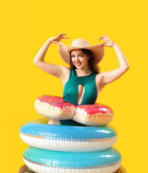 Junge Frau Mit Schwimmringen Auf Gelbem Hintergrund — Stockfoto